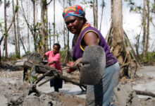 Salah satu sungai yang mendangkal akibat limbah tailing PT Freeport di Mimika. Foto: VoaIndonesia