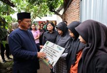 Pemberian santunan kepada petugas Pemilu yang meninggal dunia. Foto: LKBN Antara
