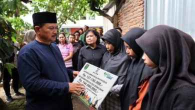 Pemberian santunan kepada petugas Pemilu yang meninggal dunia. Foto: LKBN Antara
