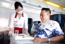 Menyantap makanan di atas ketinggian 35.000 kaki. Foto: Humas Lion Air Group