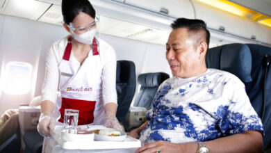 Menyantap makanan di atas ketinggian 35.000 kaki. Foto: Humas Lion Air Group