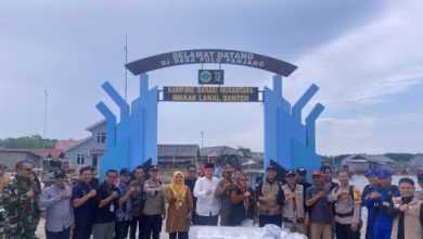 Pendistribusian logistik PSU Pilkada hingga di Pulau Terluar di Kabuapten Serang. Foto: Antara