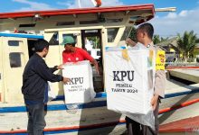 Pengangkutan logistik Pemilu ke Pulau Tunda. Foto: LKBN Antara
