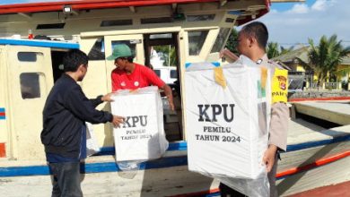 Pengangkutan logistik Pemilu ke Pulau Tunda. Foto: LKBN Antara