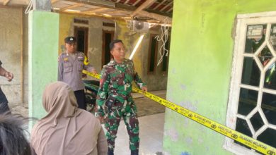Lokasi rumah yang korban ditemukan gantung diri di kamarnya di Desa Ketos. Foto Yono