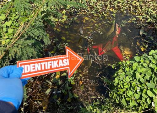 Lokasi penemuan mayat di pinggir empang di Kelurahan Sawah Luhur. Foto: Yono