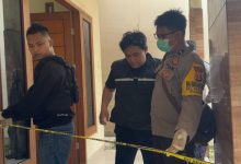 Lokasi rumah kosong yang ditemuan mayat diberi police line. Foto Daeng Yusvin