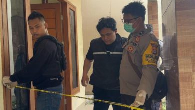 Lokasi rumah kosong yang ditemuan mayat diberi police line. Foto Daeng Yusvin