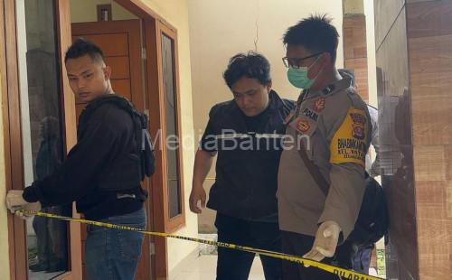Lokasi rumah kosong yang ditemuan mayat diberi police line. Foto Daeng Yusvin