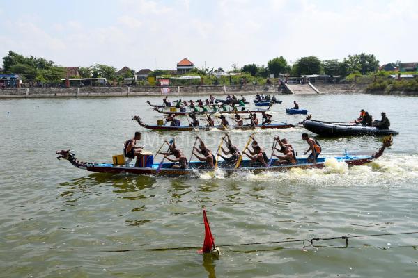 Lomba Dayung Perahu Majapahit di Waduk Kalimati, Mojokerto. Foto: Ahmad Munawir - Menkav 2 Mar