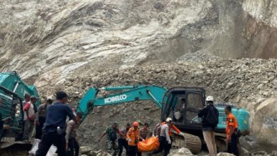 Tim Gabungan Pencarian Korban Longsor Gunung Kuda, Cirebon. Foto: Antara