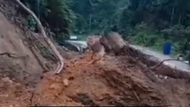 Longsor di ruas Jalan Cipanas - Citorek atau menuju negeri atas awan Lebak terputus akibat longsor. Foto Antara