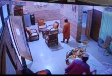 Aktivitas Lukas Enembe terekam CCTV. Foto: Detik.Com