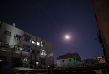 Peluncuran roket di malam hari di Damaskus. Foto: Arab News