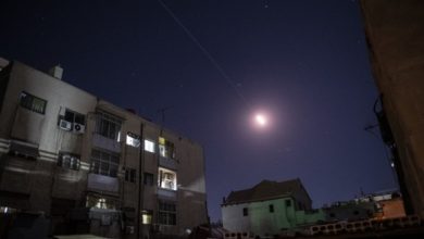 Peluncuran roket di malam hari di Damaskus. Foto: Arab News