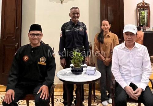 Silaturahmi pengurus Padepokan Mande Macan Guling dengan Joko Widodo, Presiden RI ke-7. Foto Ucu