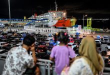 Antrean kendaraan pemudik di Merak sepanjang 19 Km. foto: Antara