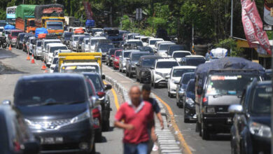 Mobil Pemudik di Tol Merak Macet Parah.