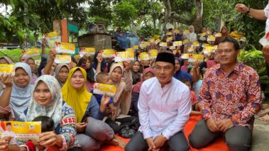 Mad Romli, Bacabup Tangerang santuni anak yatim, piatu dan janda di Jayanti. Foto: Iqbal Kurnia