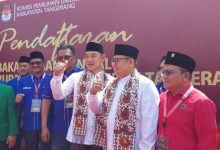 Mad Romli, Ketua DPD Golkar Kab Tangerang bersama Irwansyah daftar kapal daerah tanpa dukungan Golkar. Foto: Antara