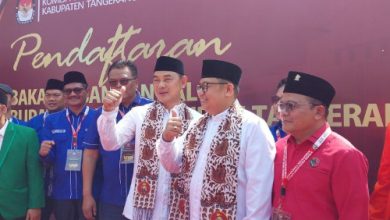 Mad Romli, Ketua DPD Golkar Kab Tangerang bersama Irwansyah daftar kapal daerah tanpa dukungan Golkar. Foto: Antara