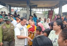 Bupati Tangerang, Moch Maesyal Rasyid temui korban banjir. Foto: Antara