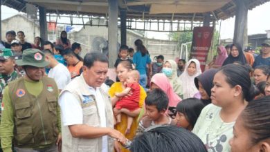 Bupati Tangerang, Moch Maesyal Rasyid temui korban banjir. Foto: Antara