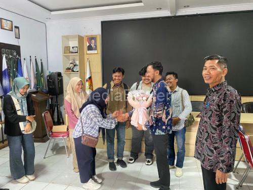 Mahasiswa AMS menemui KPU Kabupaten Serang. Foto: Yono