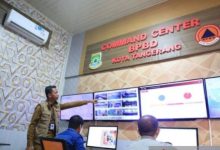 Mahdiar, Kalak BPBD Kota Tangerang di Commadn Center. foto Antara