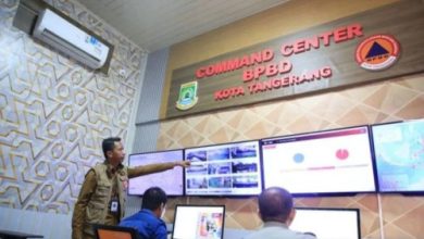 Mahdiar, Kalak BPBD Kota Tangerang di Commadn Center. foto Antara