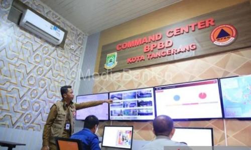 Mahdiar, Kalak BPBD Kota Tangerang di Commadn Center. foto Antara