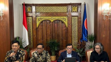 Mahfud MD (Menkok Polhukam) dan Yassona Laoly (Menkumham) di Ceko. Foto: LKBN Antara