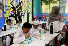 Siswa di Kota Tangerang tengah menyantap makan bergizi gratis. Foto: Antara
