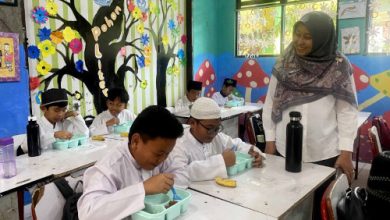 Siswa di Kota Tangerang tengah menyantap makan bergizi gratis. Foto: Antara