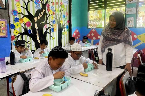 Siswa di Kota Tangerang tengah menyantap makan bergizi gratis. Foto: Antara