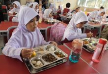 Pelaksanaan makan bergizi gratis di Tangsel. Foto: Antara