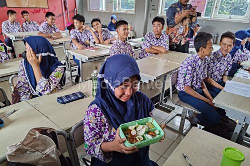 Uji coba pelaksanaan makan bergizi gratis (MBG) di Tangsel. Foto: Antara