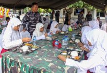 Danmenkav 2 Mar, Koloner Mar La Ode Jimmy Herizal Rahman melihat pemberian makan bergizi. Foto: Ahmad Munawir - Menkav 2 Mar