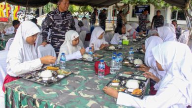 Danmenkav 2 Mar, Koloner Mar La Ode Jimmy Herizal Rahman melihat pemberian makan bergizi. Foto: Ahmad Munawir - Menkav 2 Mar
