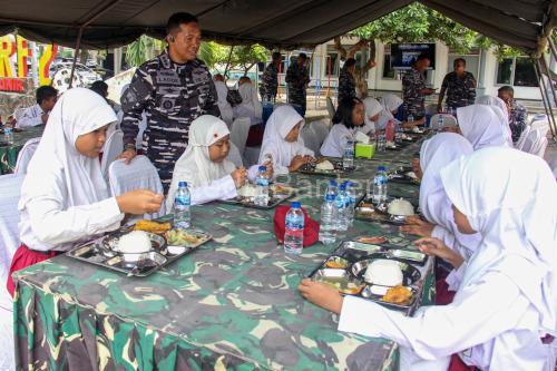 Danmenkav 2 Mar, Koloner Mar La Ode Jimmy Herizal Rahman melihat pemberian makan bergizi. Foto: Ahmad Munawir - Menkav 2 Mar