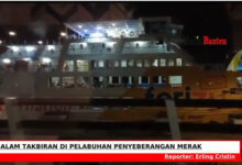 Meski malam takbiran, mereka tetap bertugas di Pelabuhan Merak.