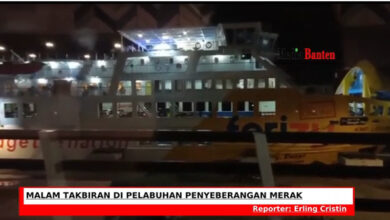 Meski malam takbiran, mereka tetap bertugas di Pelabuhan Merak.