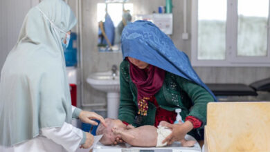 Seorang bayi yang lahir dengan malnutrisi. Foto: Mahab Azizi / MSF
