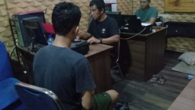 Tersangka pengedar narkoba diperiksa Polres Serang. Foto: Yono