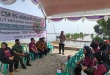 RS Hermina menanam 1.000 bibit mangrove di Pantai Lontar.
