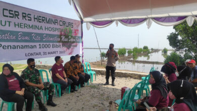 RS Hermina menanam 1.000 bibit mangrove di Pantai Lontar.