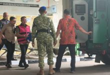 Mantan Jampidsus, Febrie Ardiansyah mengenakan rompi orange dan diborgol saat dibawa ke Kejagung. Foto Antara