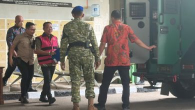 Mantan Jampidsus, Febrie Ardiansyah mengenakan rompi orange dan diborgol saat dibawa ke Kejagung. Foto Antara
