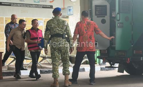 Mantan Jampidsus, Febrie Ardiansyah mengenakan rompi orange dan diborgol saat dibawa ke Kejagung. Foto Antara