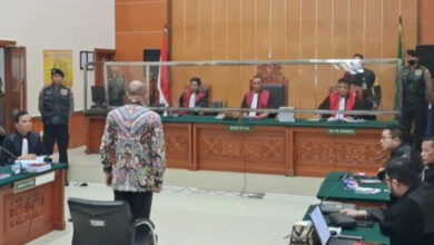 Mantan Kapolda Sumbar, Irjen Teddy Minahara di persidangan. Foto CNNIndonesia